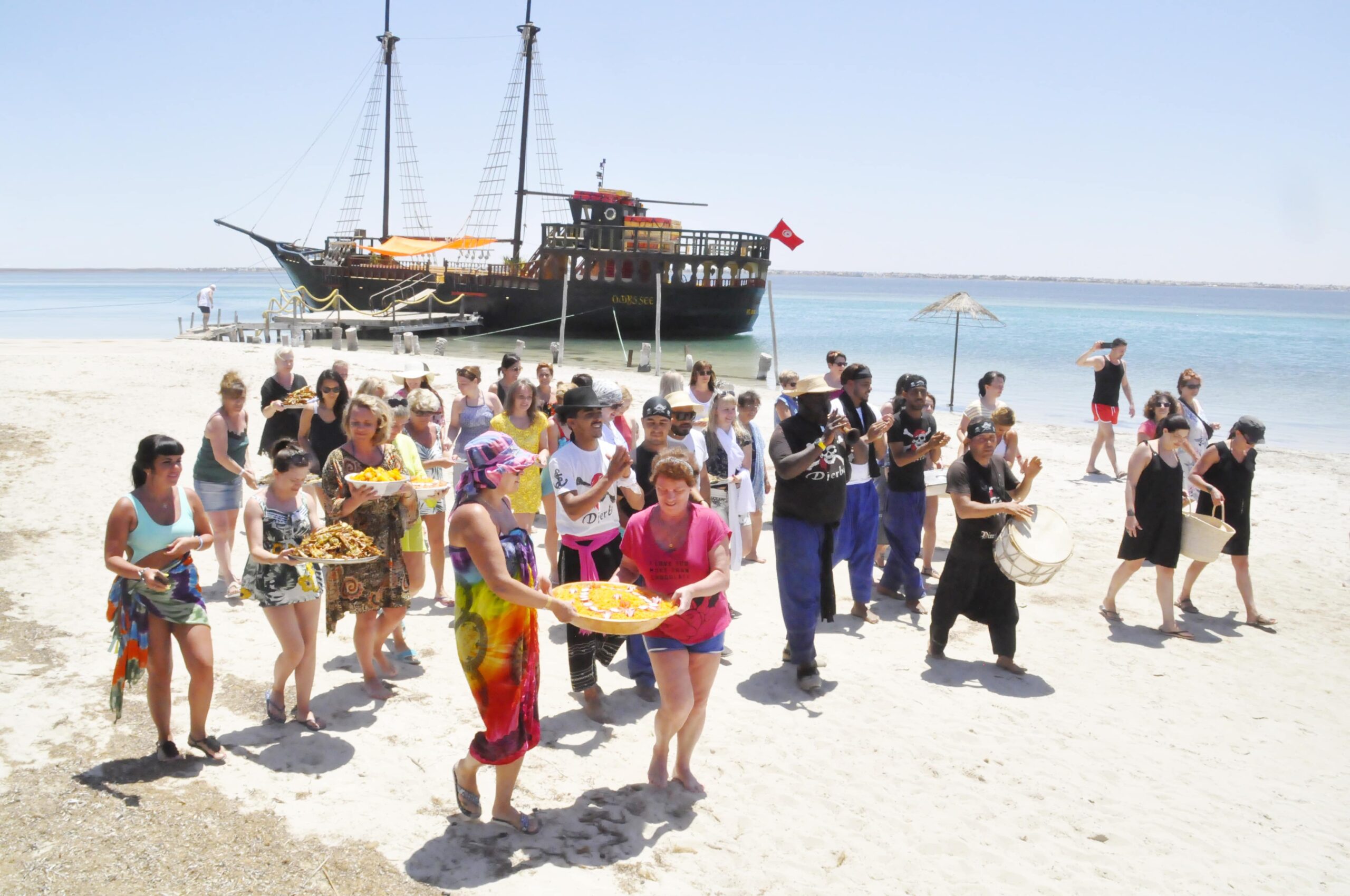 spectacle et dance pendant la balade en mer en bateau pirate