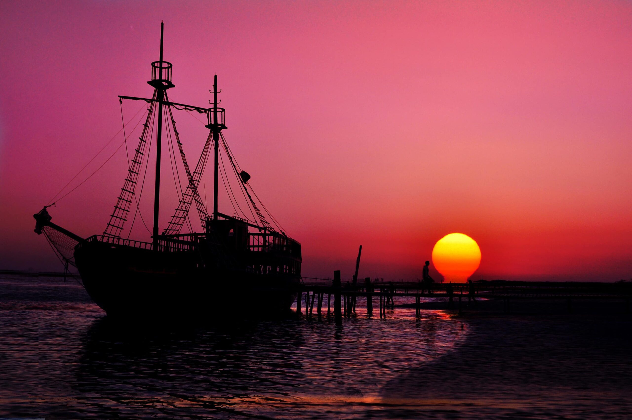 le bateau pirate Odyssée au coucher de soleil a l'ile aux flamants roses